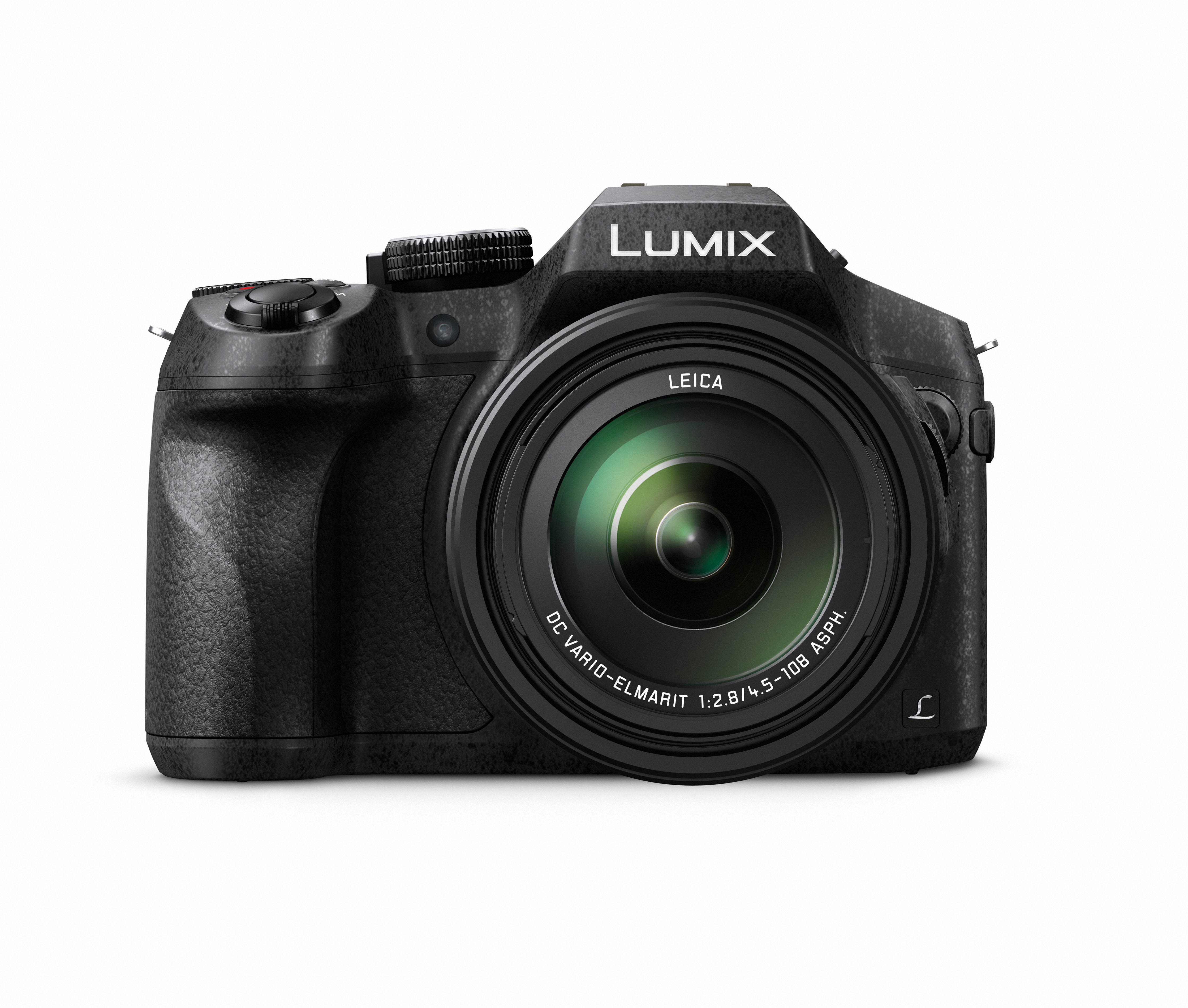 Fotocamera Lumix nera con un grande obiettivo su sfondo bianco.