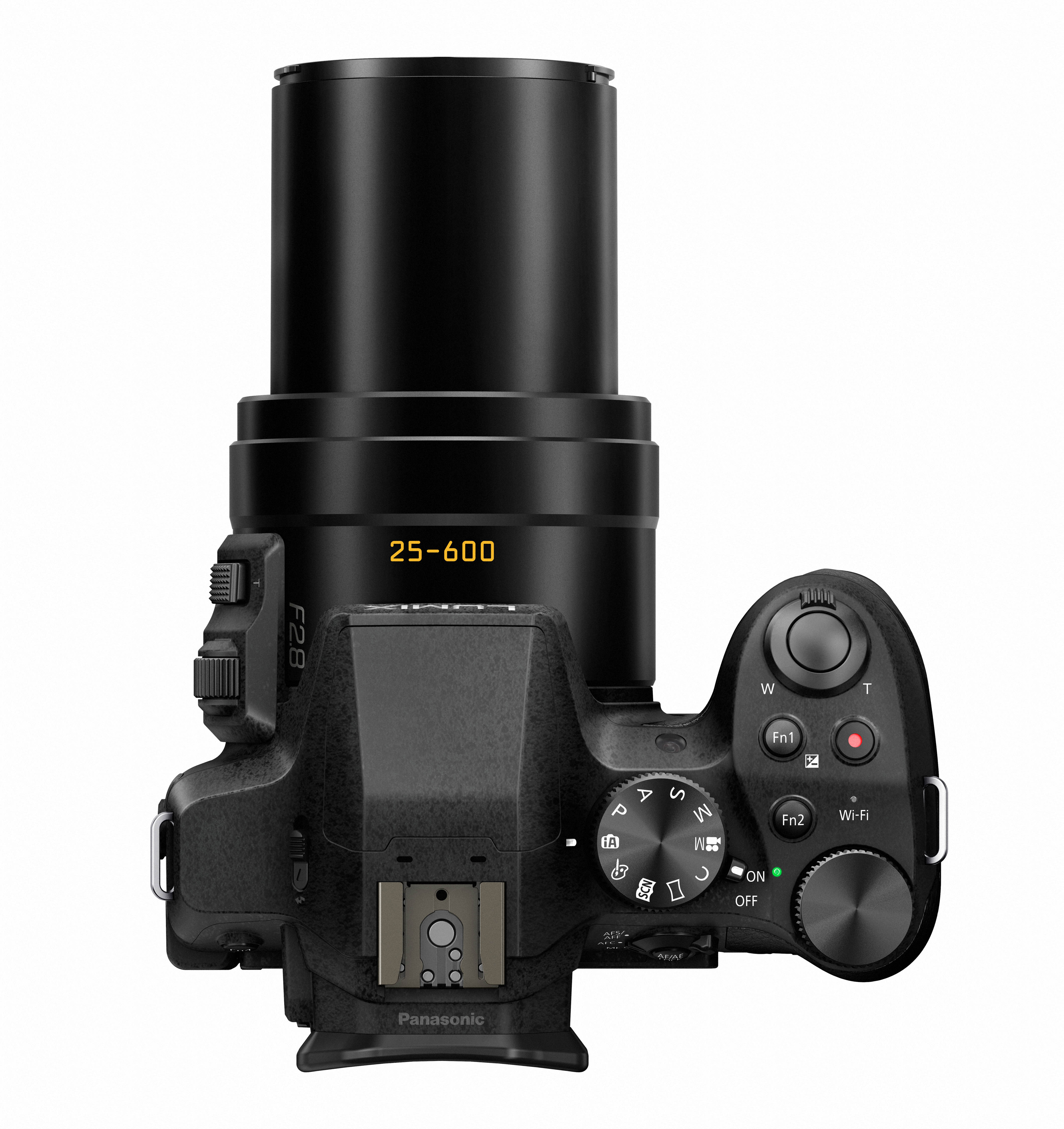 Vista dall'alto di una fotocamera nera con obiettivo. Pulsanti e quadranti visibili. Panasonic.