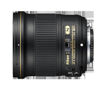 Schwarzes und goldenes Kameraobjektiv, Nikon, isoliert auf Weiß. Seitenansicht, Details des Objektivs.