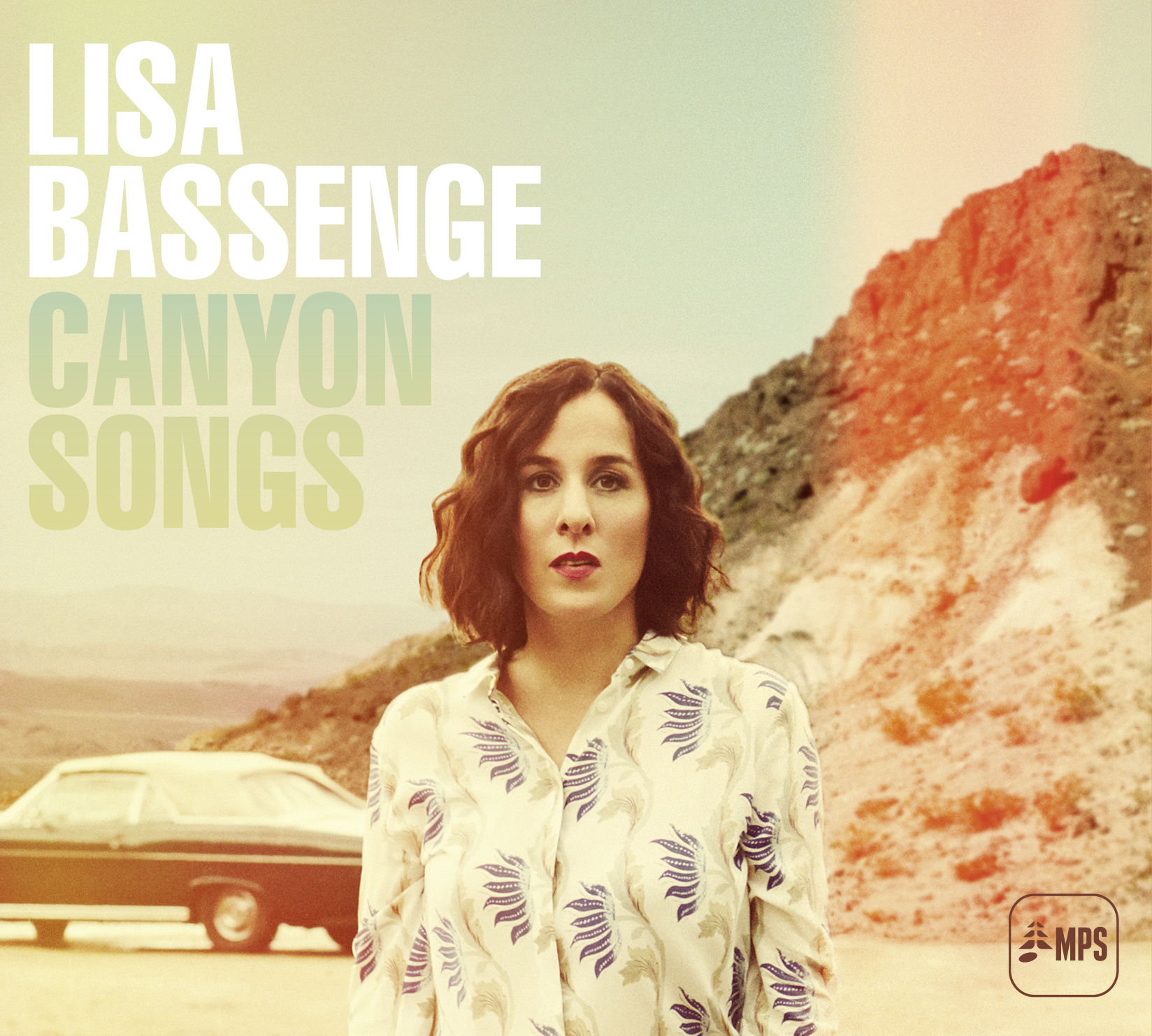 Albumcover von Lisa Bassenge, Canyon Songs. Frau in geblümtem Hemd, Wüste und Berg-Hintergrund.