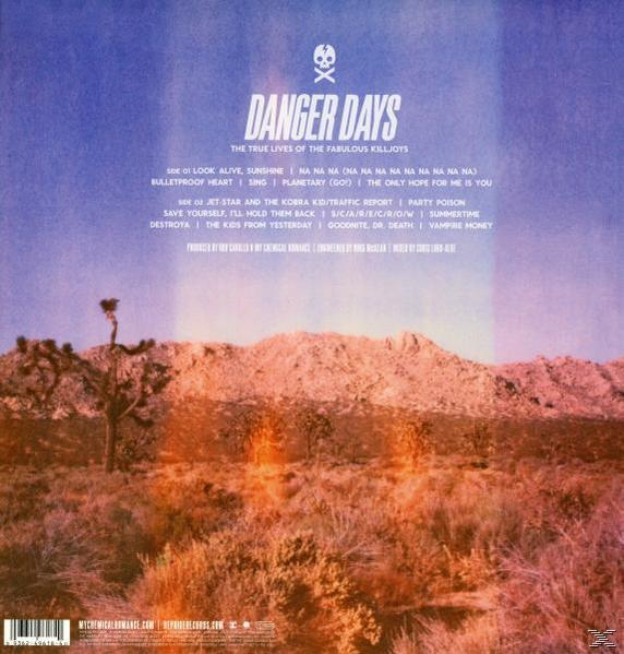 Album borító sivatagi tájjal. Hegységek, kaktuszok és kék ég. A szöveg 'DANGER DAYS'.