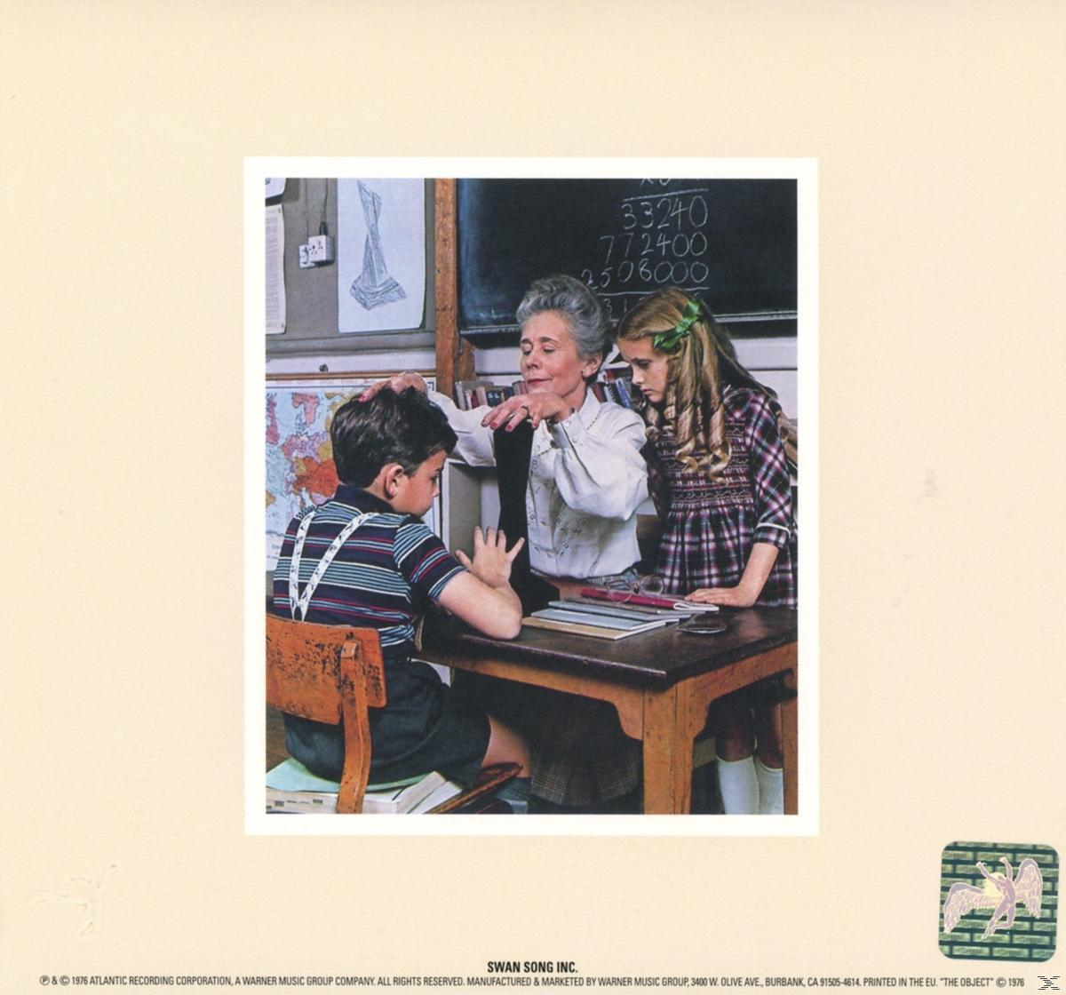 Klassenzimmer-Szene: Lehrerin mit Schülern, Junge und Mädchen. Tafel mit Zahlen.