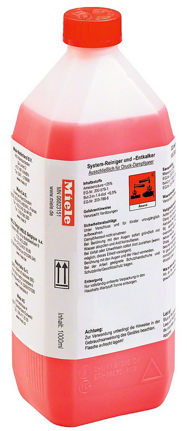 Une bouteille de liquide de nettoyage rose pour balai vapeur. La bouteille a des étiquettes et un bouchon rouge.