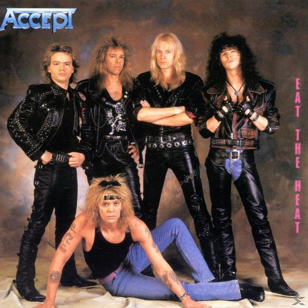 Accept-Bandmitglieder in Lederjacken und -hosen, die für das Albumcover posieren.