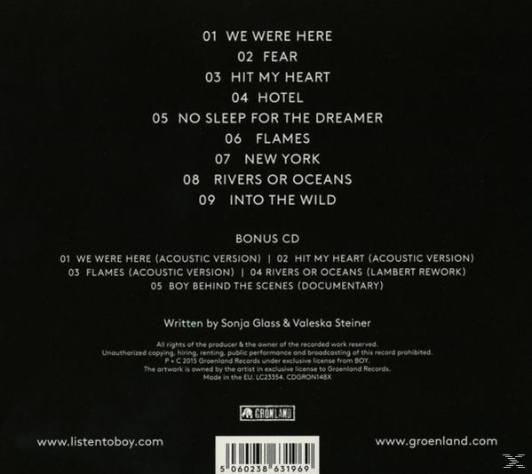 Album-Rückseite: Titelliste auf schwarzem Hintergrund. Weißer Text. Songtitel, Credits und ein Barcode.