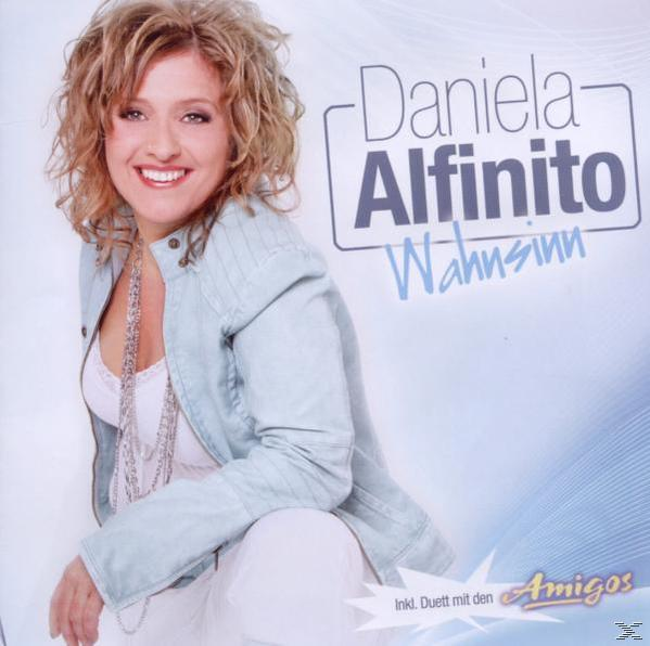 Albumcover. Lächelnde Frau in Jacke. Titel: Daniela Alfinito, Wahnsinn.