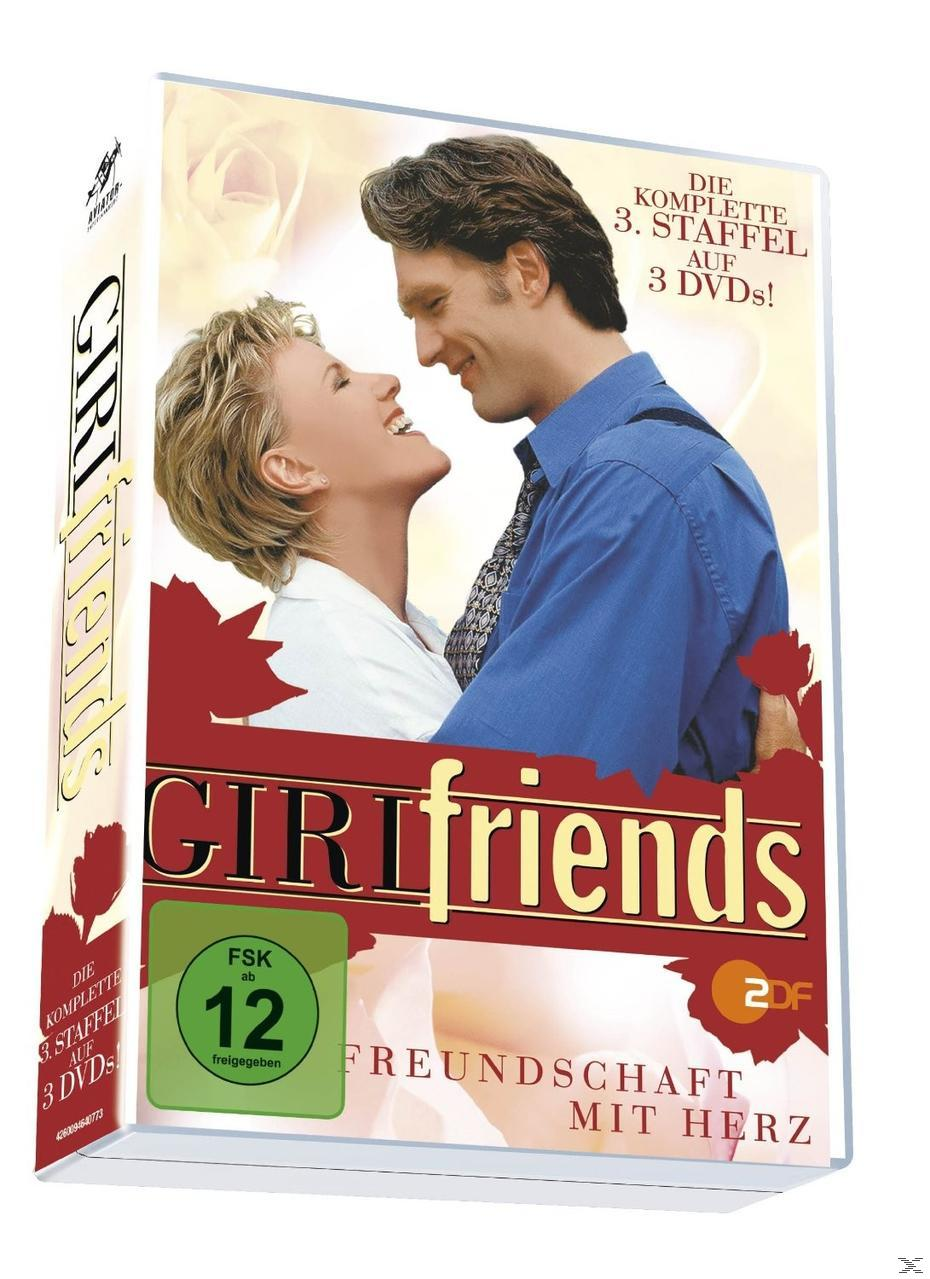 DVD-Hülle mit einem lächelnden Paar. Der Titel lautet "Girlfriends". Die Hülle befindet sich in einer transparenten Box.