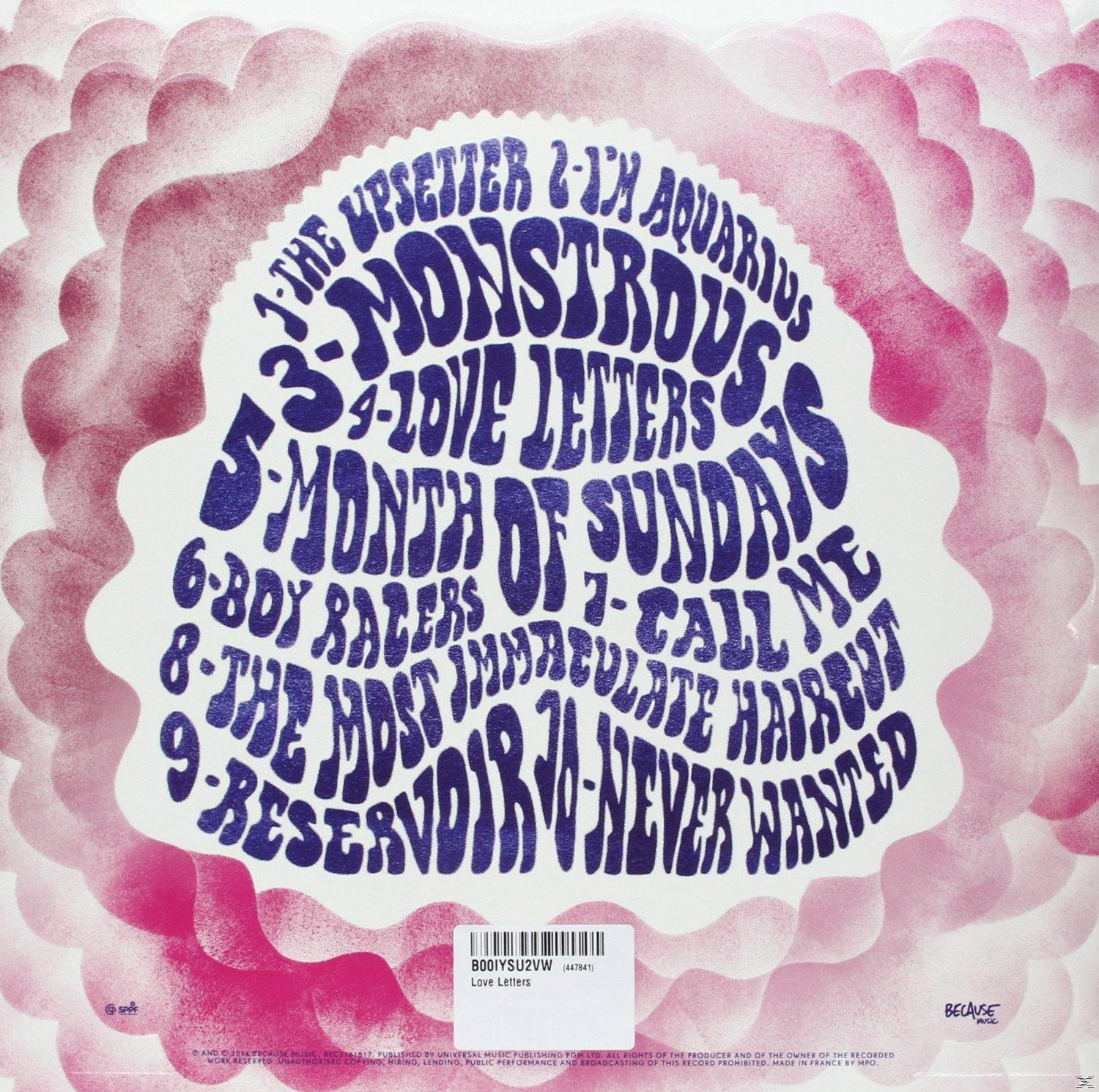 Albumcover mit Text. Dunkelblauer Text auf einem rosa-weiß strukturierten Hintergrund.