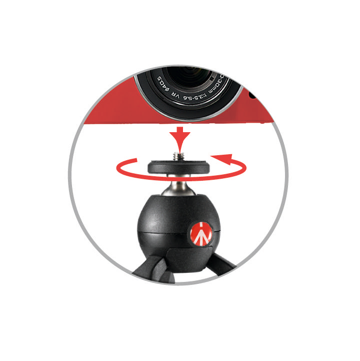 Kırmızı bir kameradaki bir kamera merceğinin, bir tripod küre kafası ve dönen bir ok ile yakın çekimi.