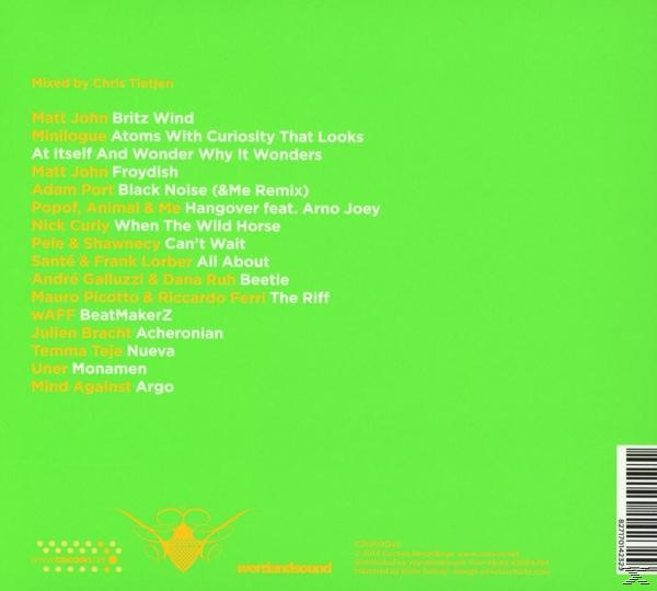 Grüne CD-Rückseite mit einer Titelliste verschiedener Songs und einem Logo unten.