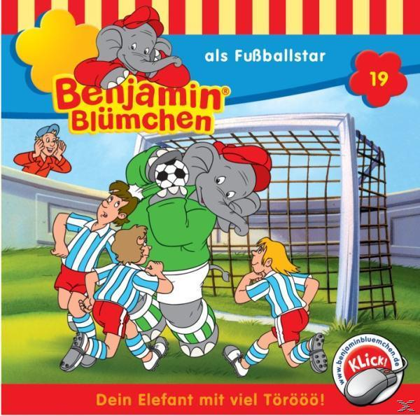 Benjamin Blümchen Cartoon Cover. Elefant spielt Fußball mit Spielern in blau-weißen Streifen.