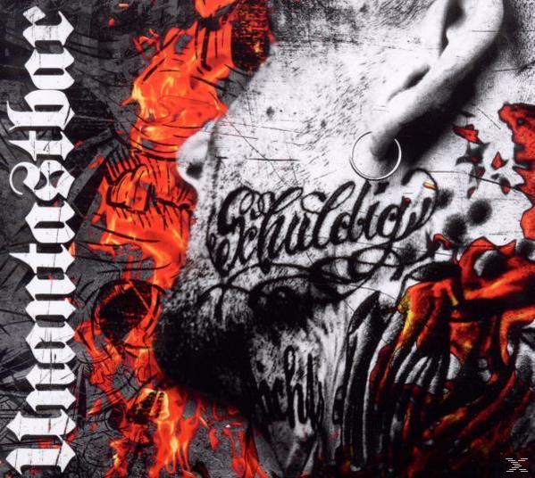 Tätowierte Brust mit dem Wort 'Schuldig' und Flammen. Ein Schwarz-Weiß-Bild mit roten Akzenten.