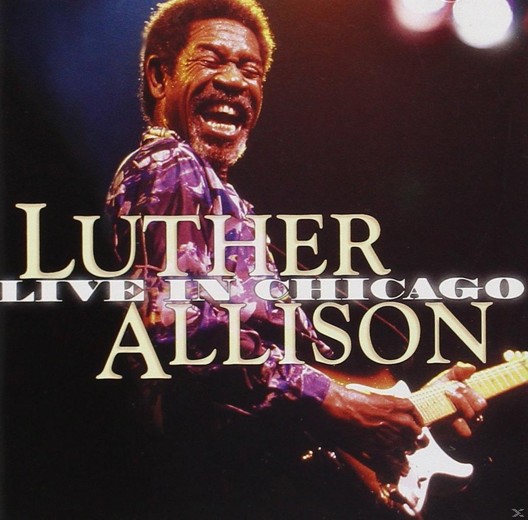 Albumcover: Mann spielt Gitarre, lächelt auf der Bühne. Text: 'Luther Allison Live In Chicago'.