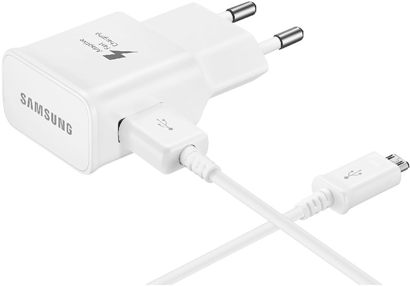 Fehér Samsung töltő USB kábellel és micro USB csatlakozóval.