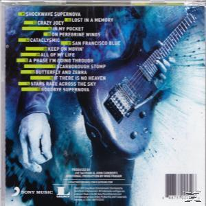 CD borító dalszövegekkel és egy személyt ábrázoló fotóval, aki egy elektromos gitárt tart, kék háttérrel.
