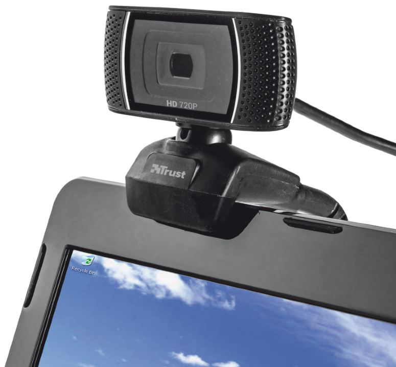 Une webcam noire au-dessus d'un ordinateur portable, affichant un ciel bleu avec des nuages à l'écran.