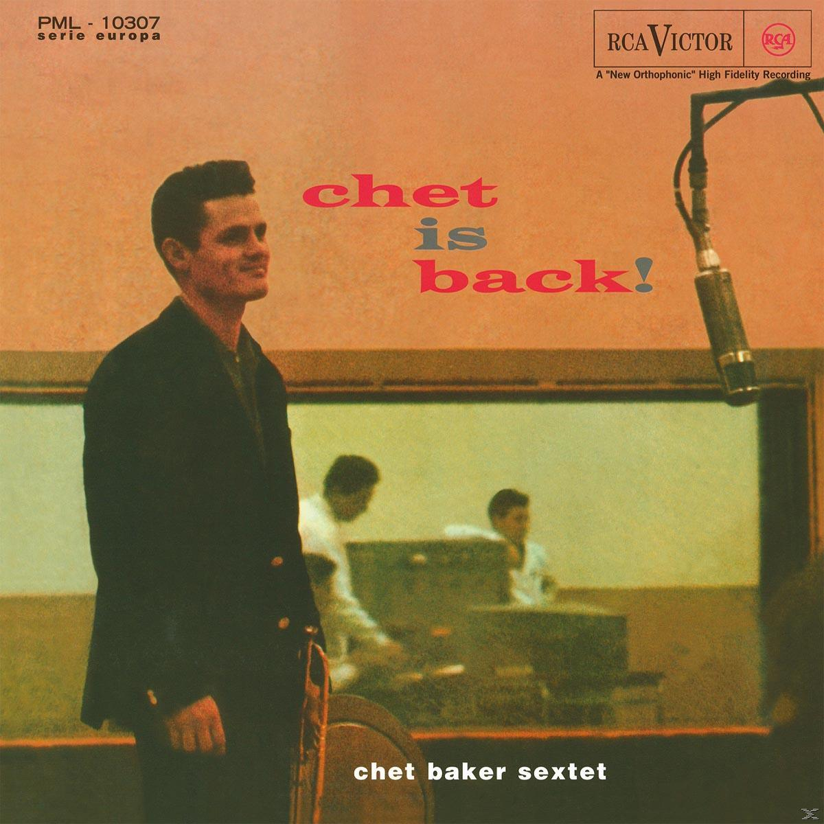 A Chet Baker Sextet album borítója. Egy öltönyös férfi egy stúdió közelében áll, felül a 'Chet is back!' felirat.