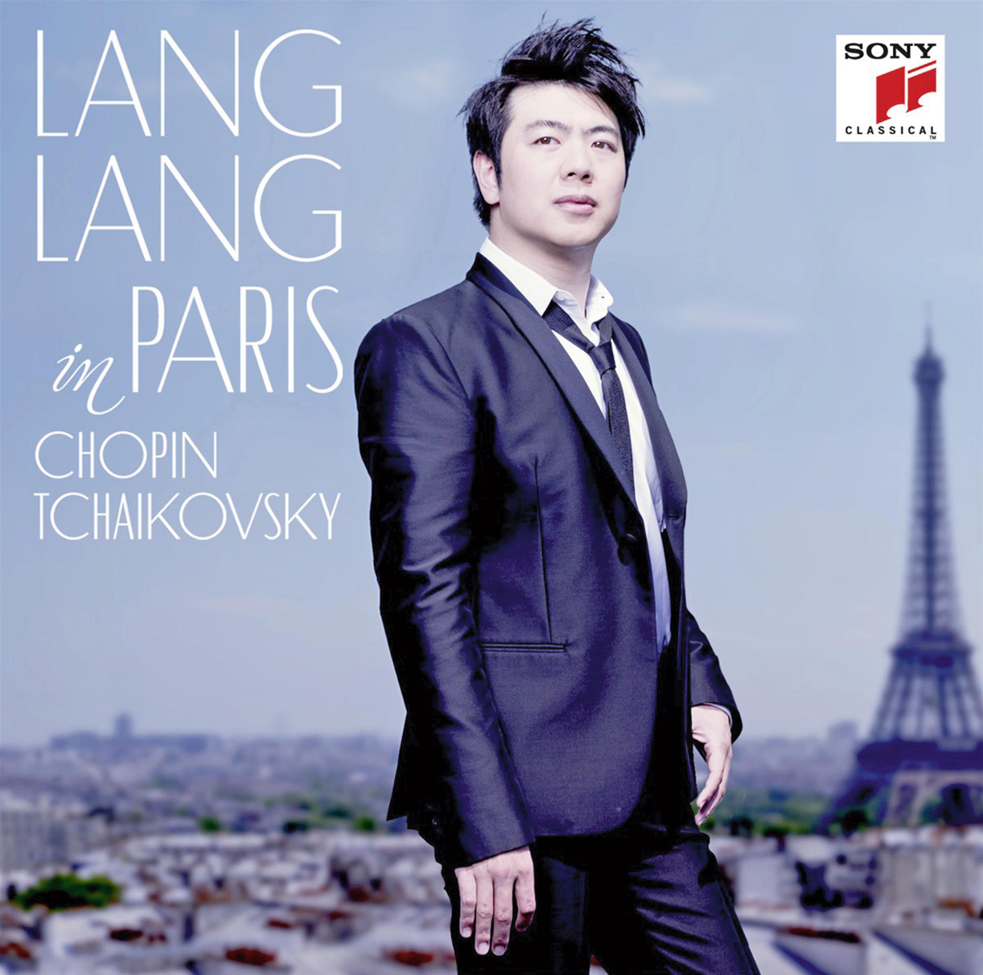 Albumhoes: Lang Lang in Parijs, met de Eiffeltoren op de achtergrond. Man in zwart pak.
