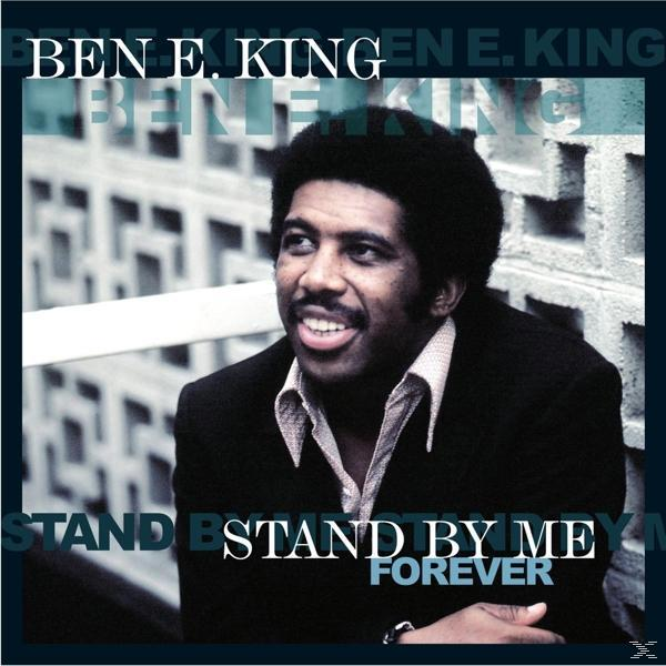 Ben E. King öltönyben, mosolyogva, a "Stand By Me Forever" albumcímmel.