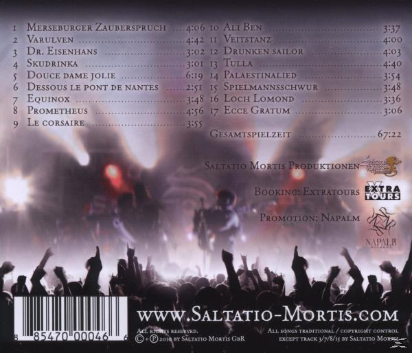 CD-Cover mit dunklem Hintergrund und einer Titelliste mit Text. Es gibt eine Silhouette einer Menge.