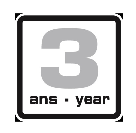 Een witte vierkant met zwarte rand, het nummer 3 en de woorden ans - year.