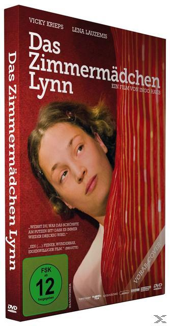DVD-Cover von 'Das Zimmermädchen Lynn', eine Frau blickt durch einen Vorhang auf rotem Hintergrund.