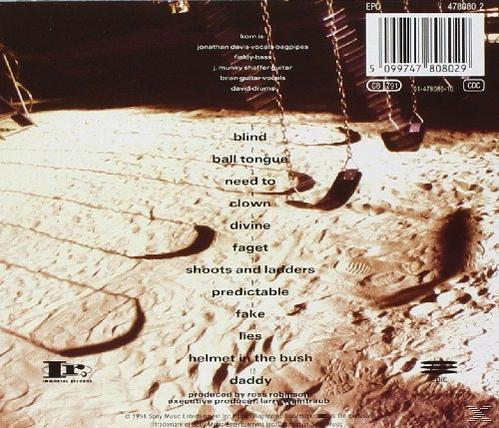 CD-Rückseite, sandiger Boden mit Schaukeln und eine Liste der Songtitel.