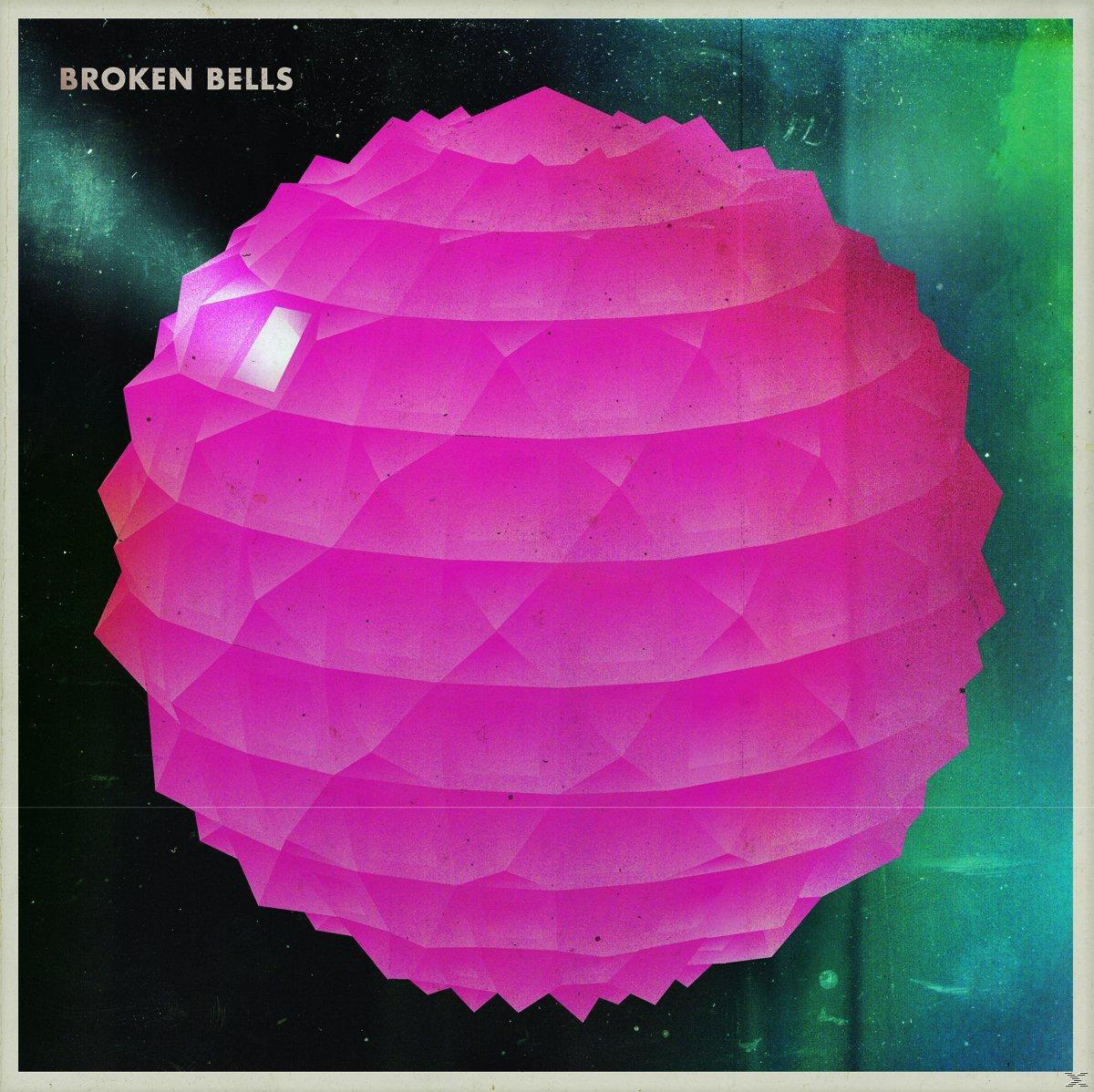Rózsaszín, sokszögletű gömb sötét háttéren. Felirat: 'Broken Bells' fent.