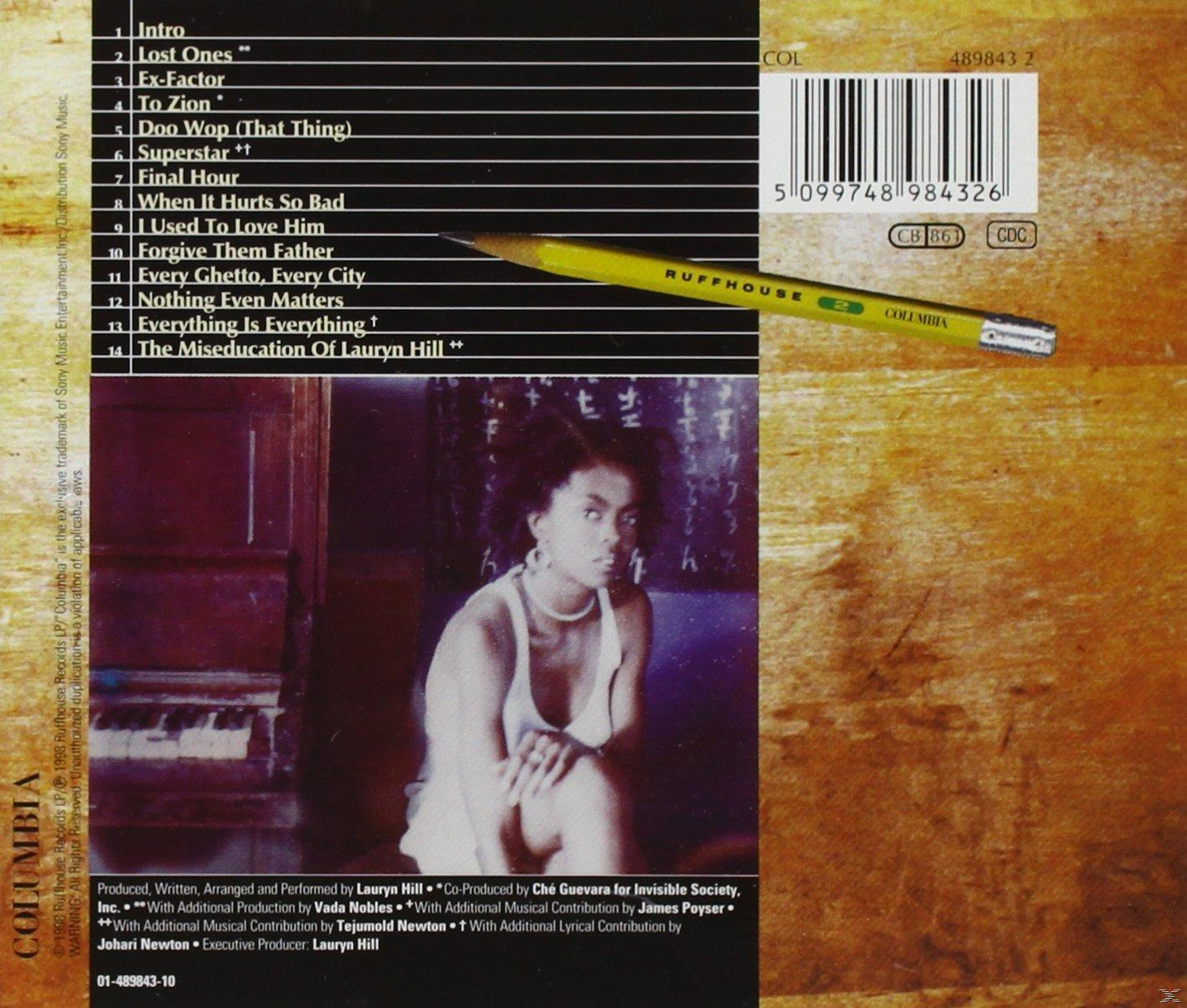 Pochette d'album avec liste des titres. Crayon en haut. Photo d'une femme assise. Fond en bois.