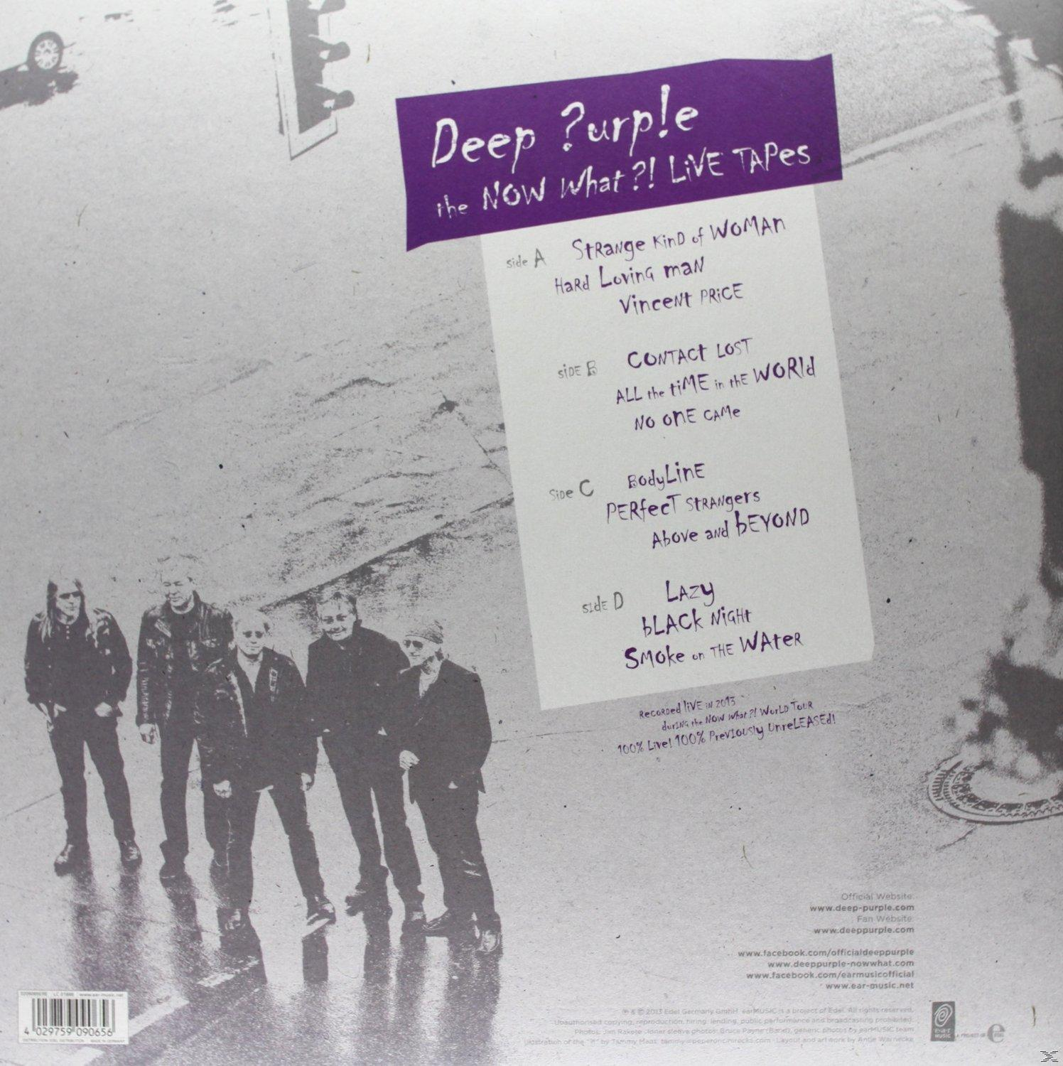 Albumcover mit einer Band in Anzügen auf einer Straße. Auf weißem Papier befindet sich eine Titelliste. Der Hintergrund ist grau.