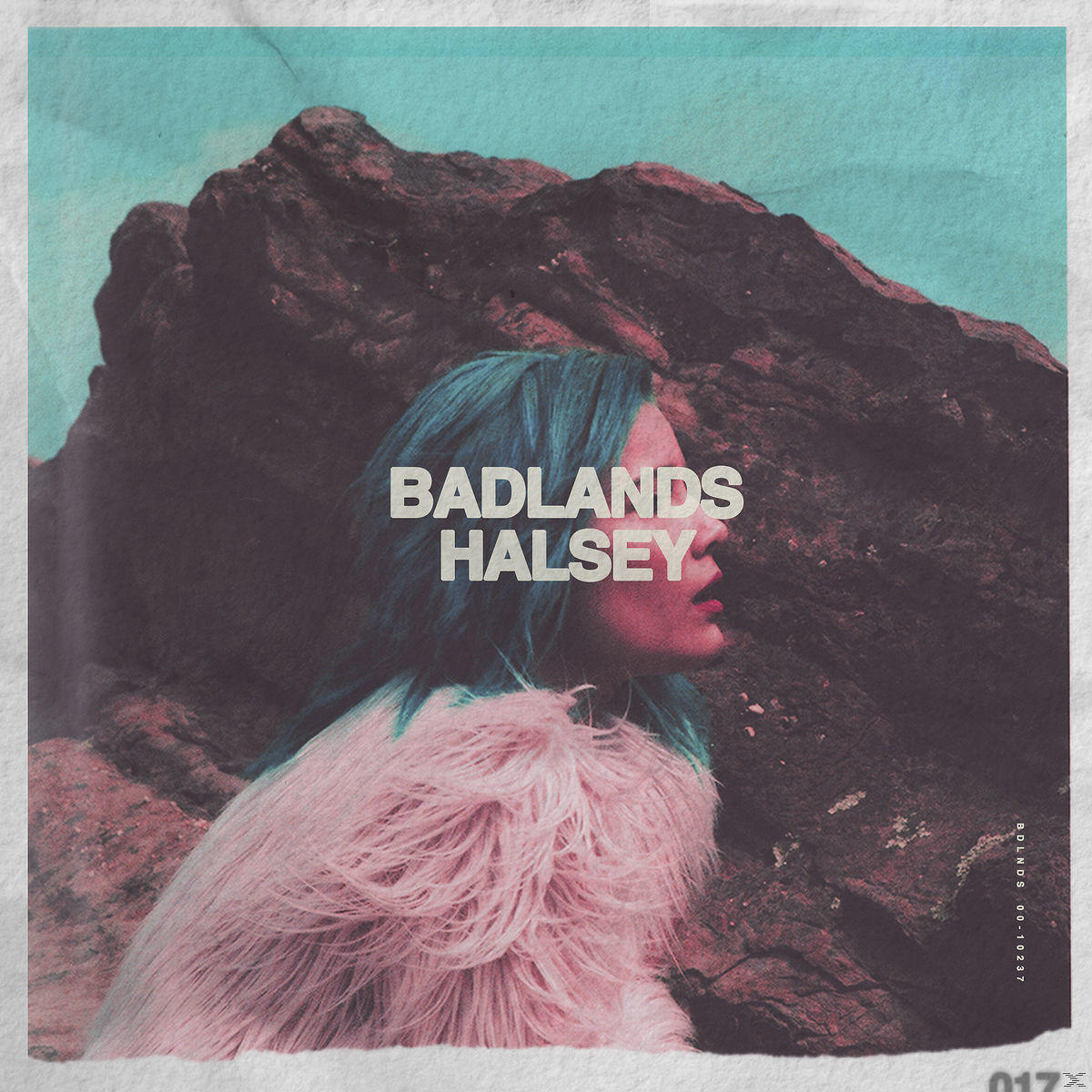 Albumcover: Halsey mit blauen Haaren. Hintergrund: brauner Berg, blauer Himmel.
