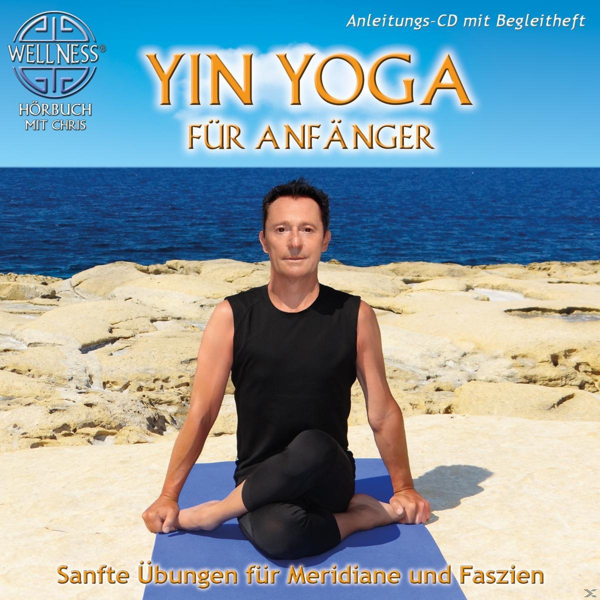 Mann sitzt im Yoga-Pose auf einer Matte, blauer Himmel und Meer im Hintergrund. Text: Yin Yoga Für Anfänger.