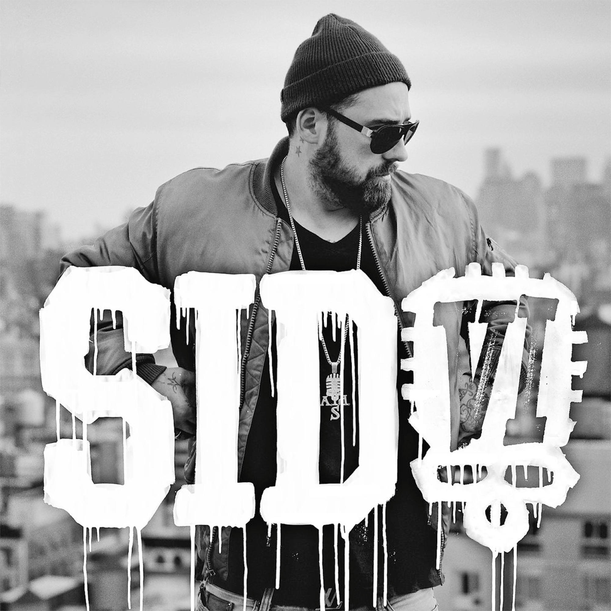 Schwarzweißfoto eines Mannes, Sid, mit dem Namen 'SID' in großen weißen Buchstaben.