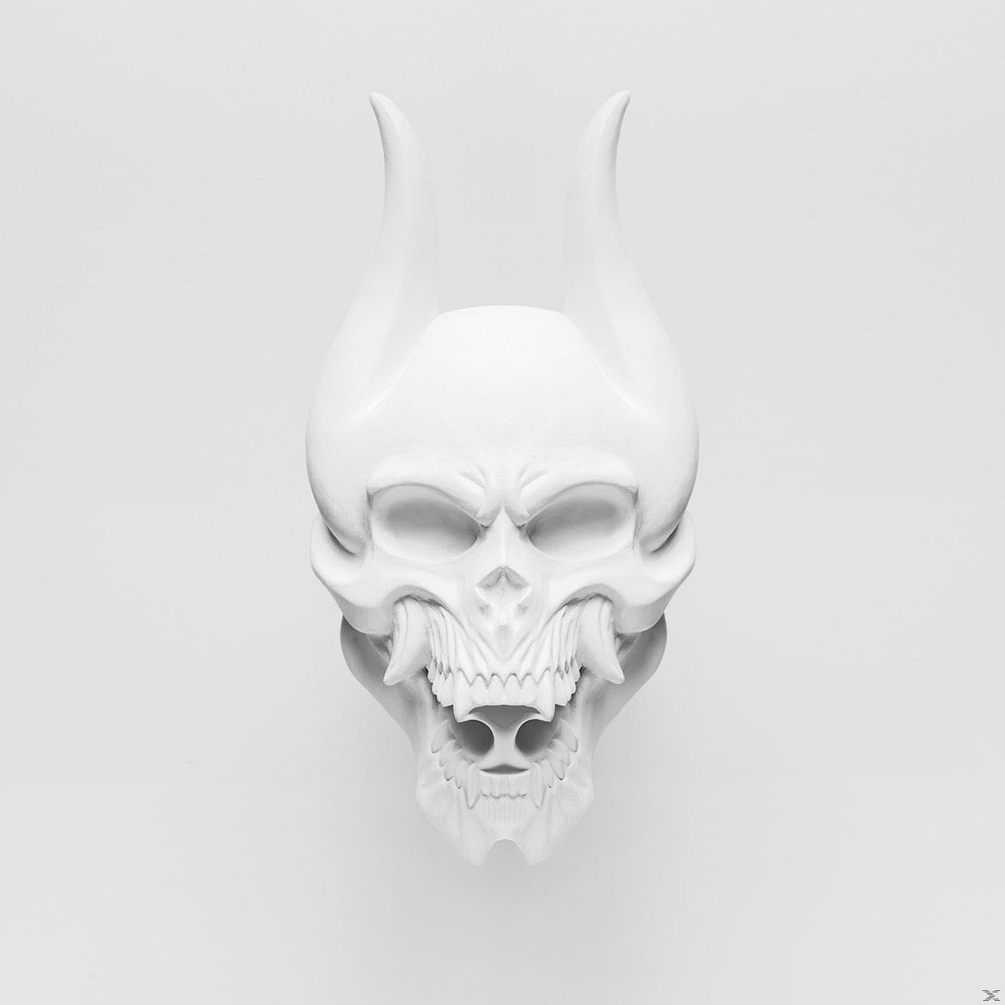 Eine weiße Schädel-Skulptur mit großen Hörnern vor weißem Hintergrund. Vorderansicht.