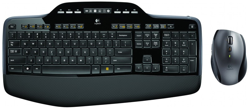 Zwart Logitech toetsenbord en muis op een witte achtergrond.