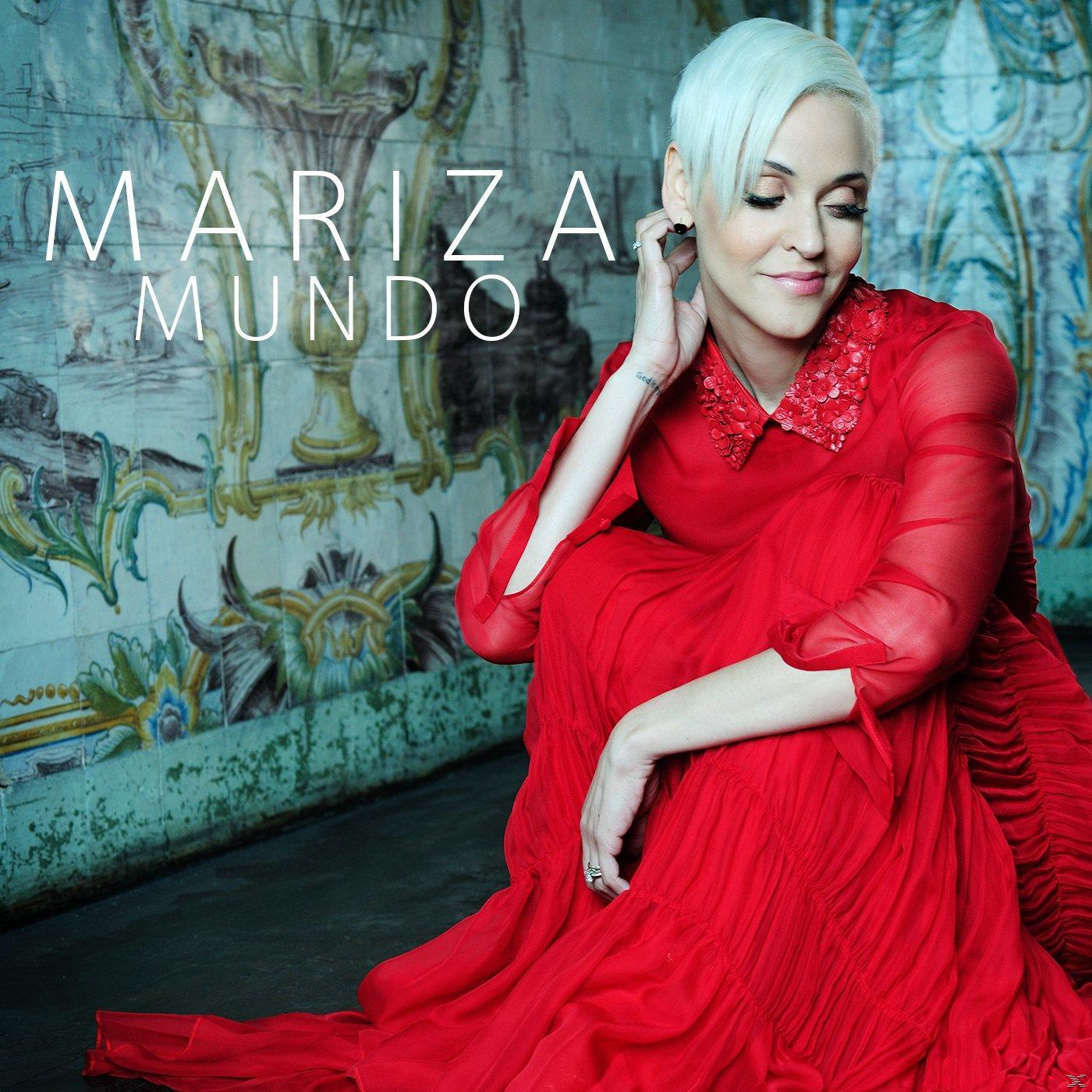Album borító: Mariza piros ruhában, kezét az arcán, rövid fehér hajjal, egy díszített fal előtt.