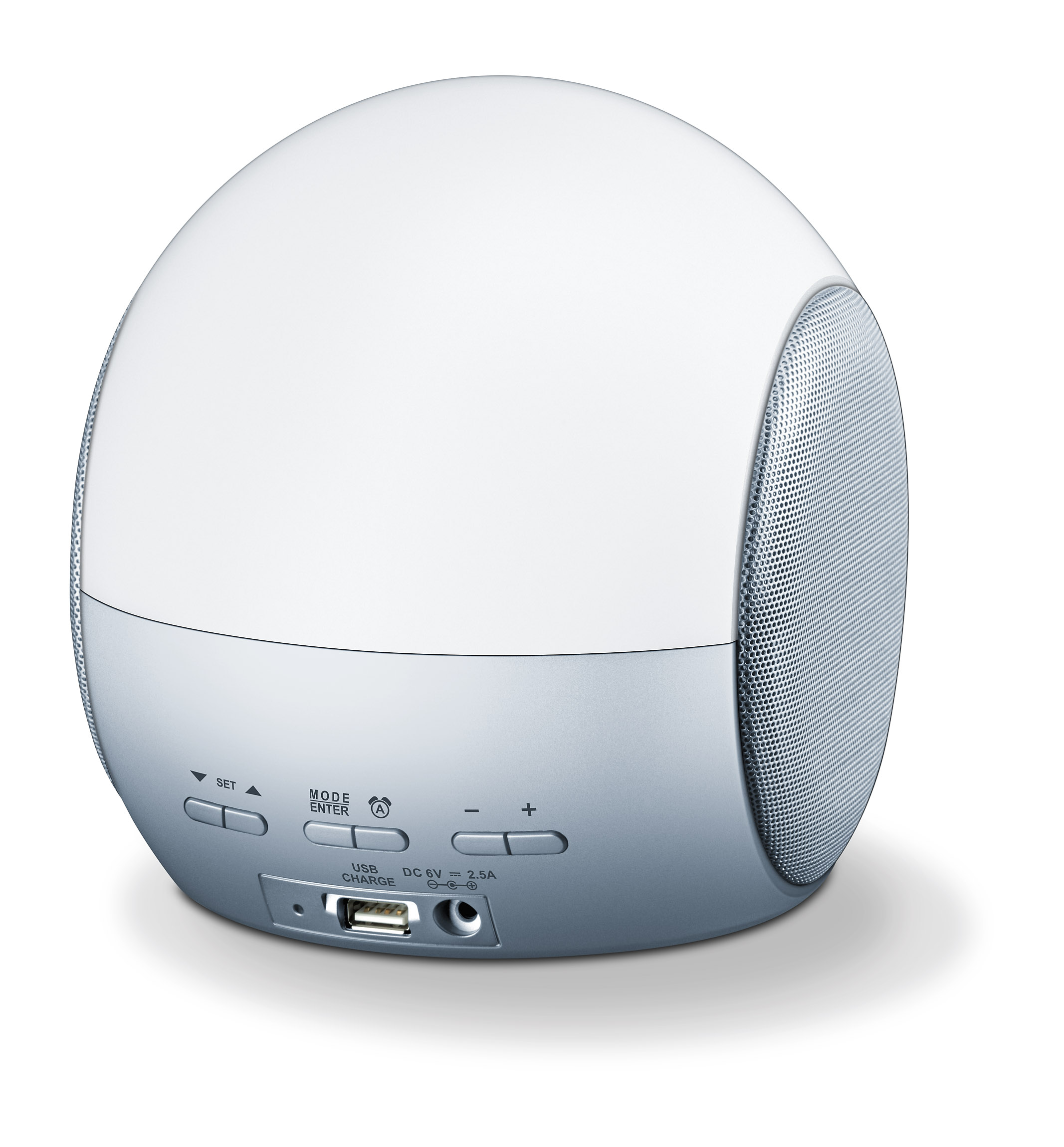 Ein weiß-silberner, oval geformter Lautsprecher mit Knöpfen, USB-Anschluss und Ladeanschluss.