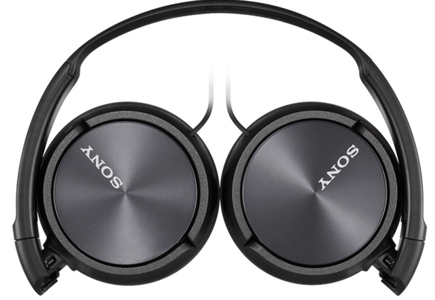 Casque noir. Chaque écouteur porte le mot SONY. Bandeau plié, fils connectés.