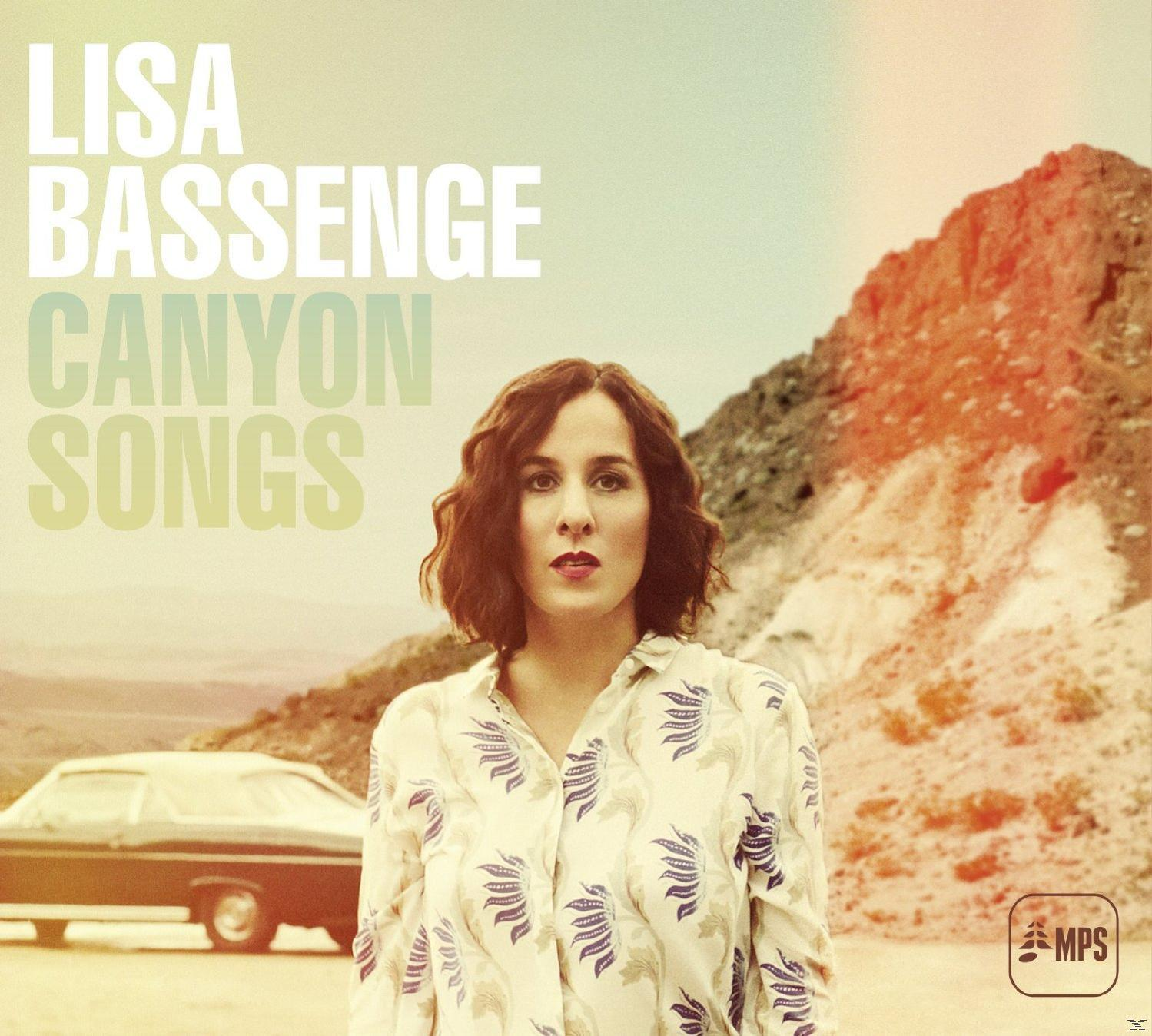 Lisa Bassenge Albumcover: Frau in geblümtem Hemd vor Bergen.