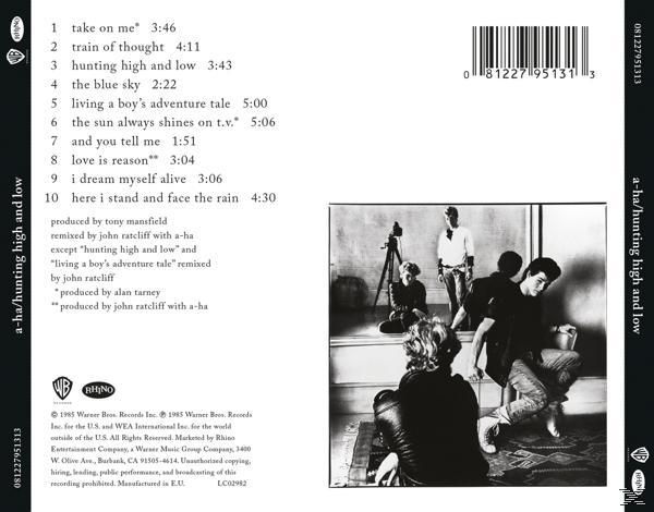 A-ha Albumcover für Hunting High and Low. Die Rückseite enthält Text und ein Schwarzweißfoto.