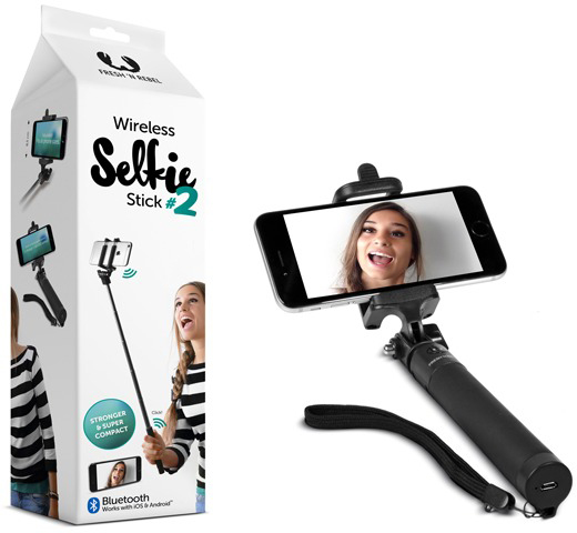 Selfiestick met een telefoon eraan. Doos staat links.