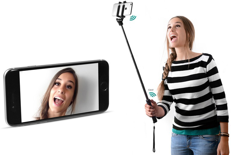 Een vrouw die een selfie maakt met een telefoon op een selfiestick, witte achtergrond.