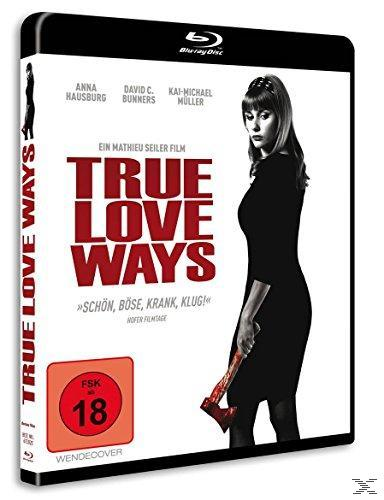 DVD-Cover von True Love Ways, eine Frau in einem schwarzen Kleid, die eine Axt hält.