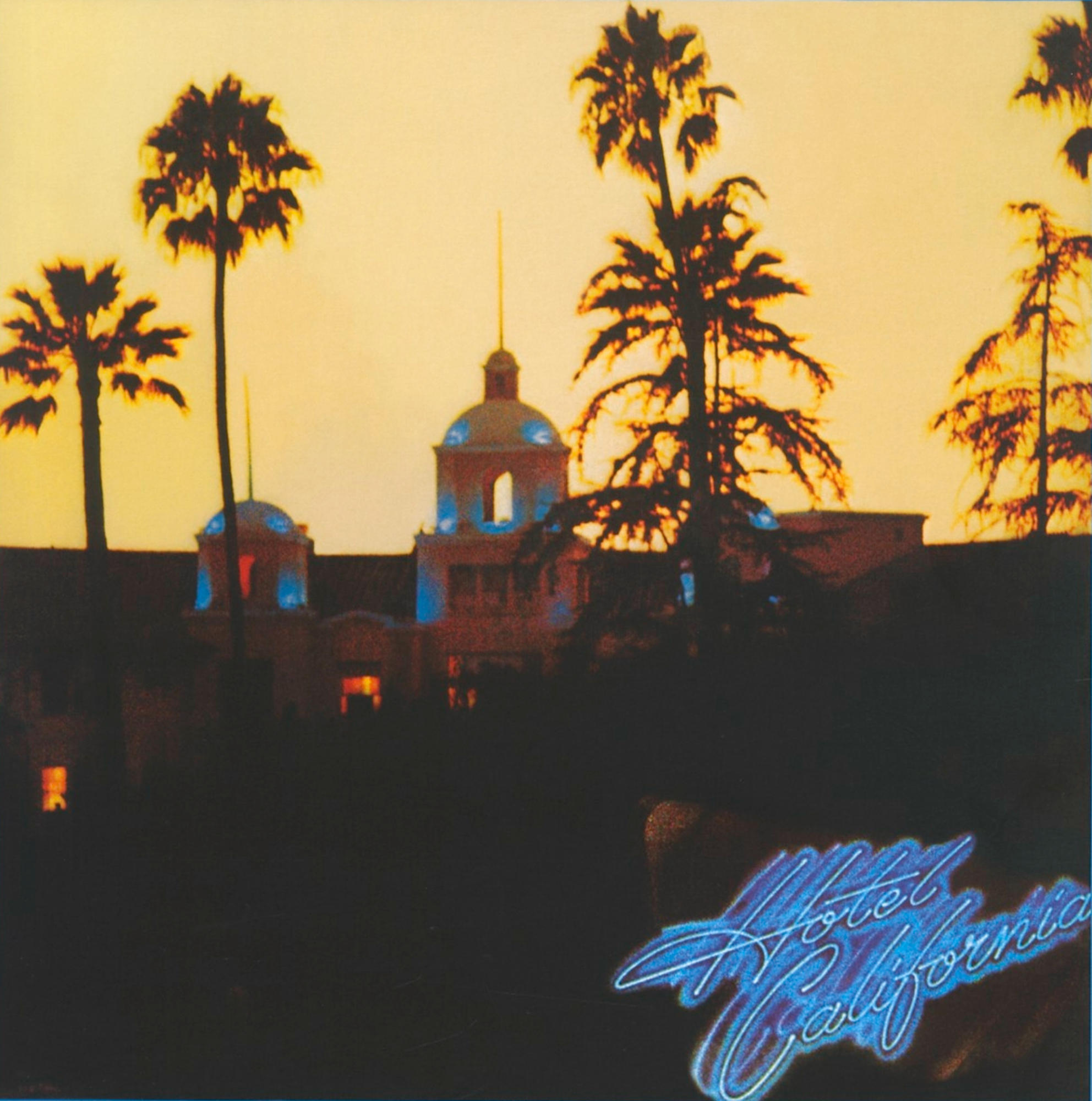 Albumhoes van 'Hotel California' van Eagles, met een hotelsilhouet bij zonsondergang, met palmbomen.