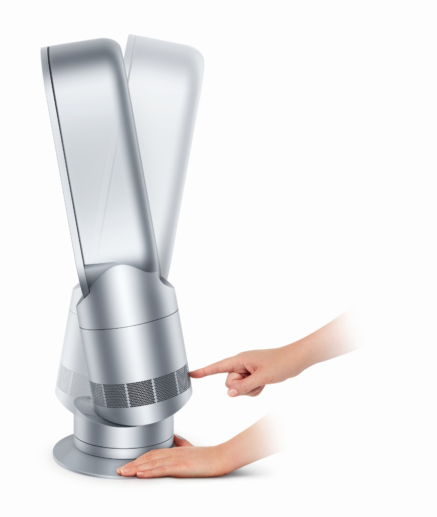 Ein silberner Dyson-Ventilator mit einem Finger, der die Basis berührt, auf weißem Grund.