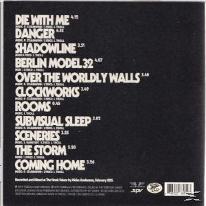 Rückseite einer CD mit Songtiteln und -längen, schwarzem Hintergrund, weißem Text und Barcode unten.
