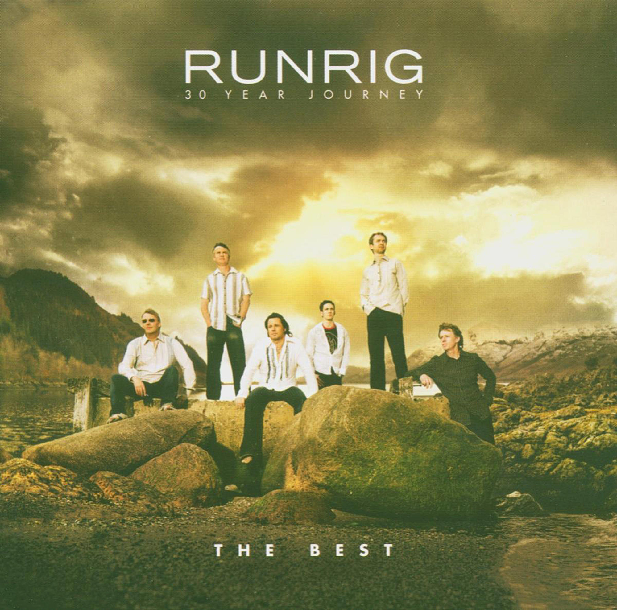 Runrig-Albumcover, sechs Männer stehen auf Felsen vor bewölktem Himmel, Text lautet 'THE BEST'.