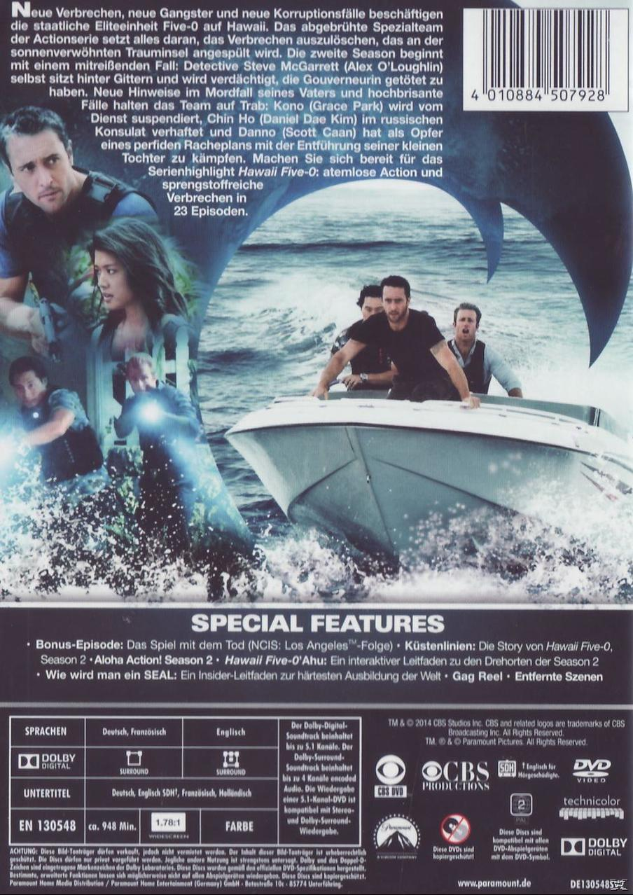 DVD-Cover: Besetzung von Hawaii Five-0. Leute auf einem Boot, tropische Umgebung, Text und Logo sichtbar.