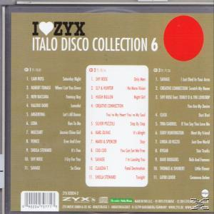 Rückseite einer Musik-CD mit Titellisten, verschiedenen Logos und einem roten Kreis auf goldenem Hintergrund.