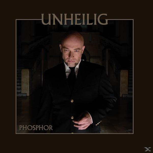 Albumcover mit einem Mann in schwarzem Anzug und Krawatte. Der Titel lautet Unheilig, das Album Phosphor.